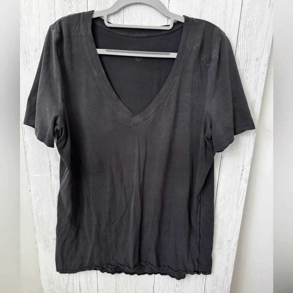 lululemon athletica black love V-Neck Tee - Picture 1 of 4